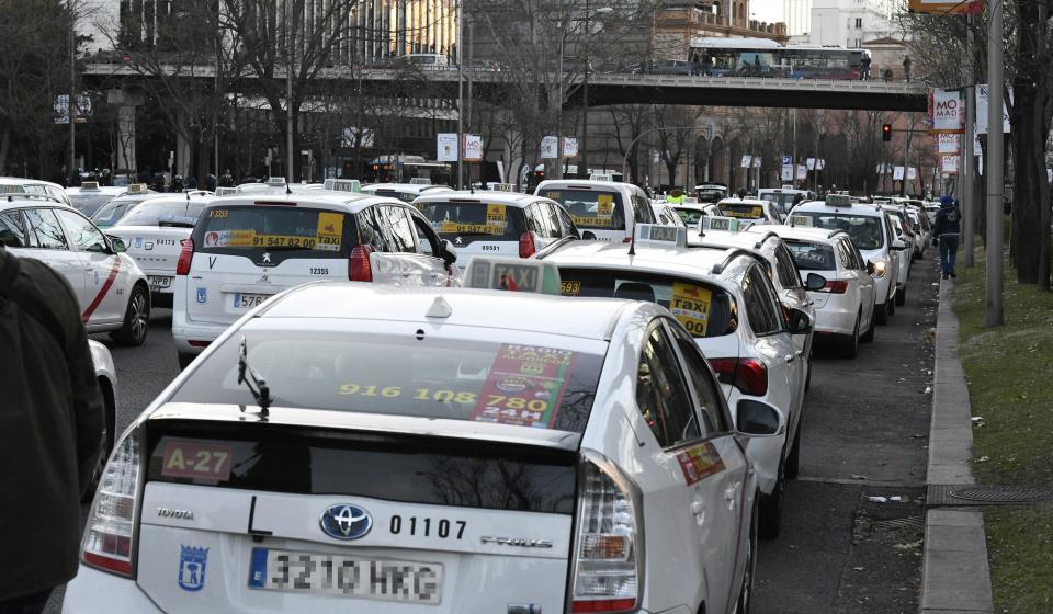 <p>Vista general del Paseo de la Castellana con decenas de taxis parados.<br>Foto: EFE/Víctor Lerena </p>