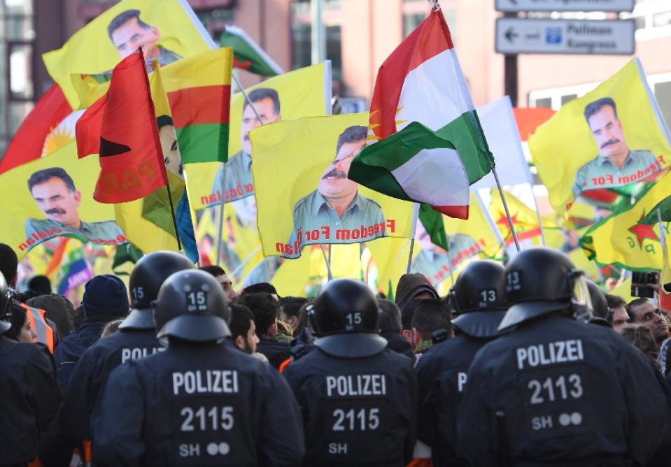 Die zentrale Demonstration gegen den türkischen Angriffskrieg in Köln wurde wegen des Zeigens von Öcalan-Flaggen gestoppt (Bild: AFP Photo/Marius Becker)