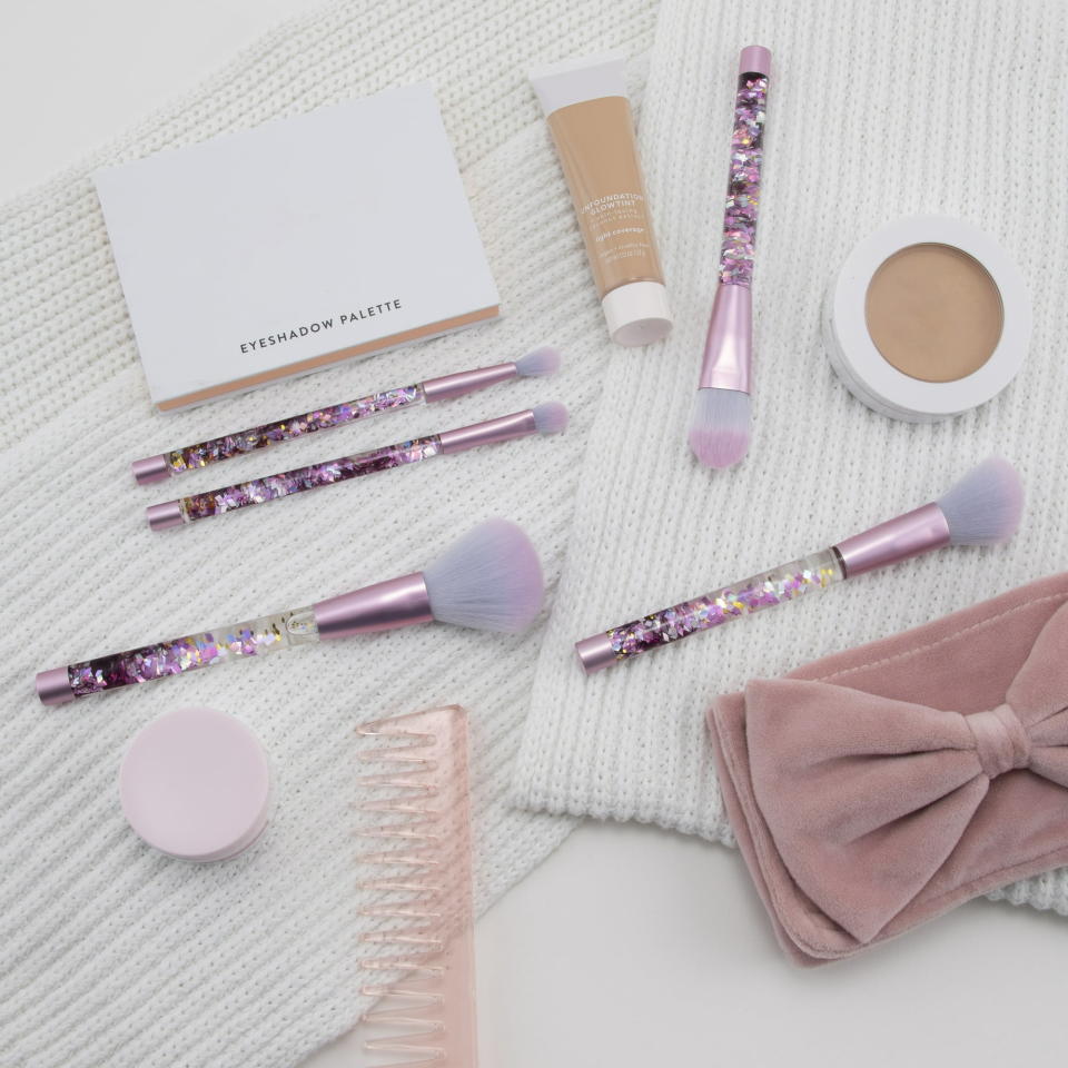 the makeup brush and mirror set that has pastel colored brush and glitter handle