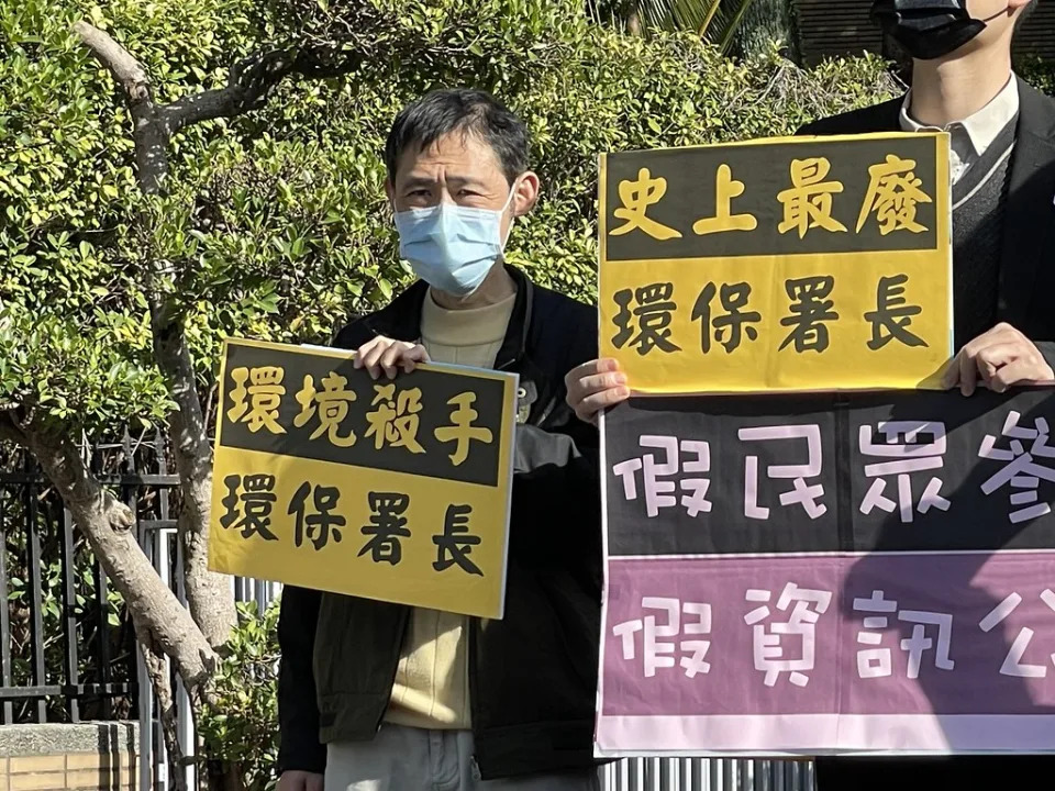 環團今（10）至行政院前舉牌抗議張子敬是「環境殺手」、「史上最廢」環保署長。攝影：劉庭莉
