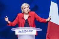 <p>Die Chefin der rechtsradikalen Partei Front National hat gute Chancen, die Wahl zu gewinnen. Momentan führt sie in einigen Umfragen – für Marine Le Pen ist es bereits der zweite Versuch, eine Präsidentschaftswahl zu gewinnen. Ihr europafeindlicher Kurs schließt einen Austritt aus dem Euro nicht aus. Darüber hinaus bestimmen Protektionismus und Fremdenfeindlichkeit das Programm der 48-Jährigen. (Bild: AP Photo) </p>