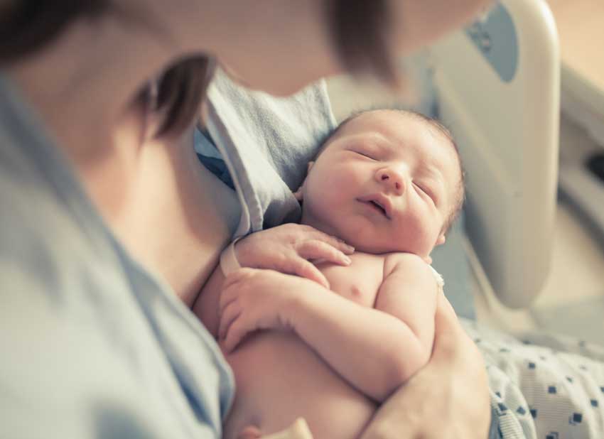 Madre con su bebé recién nacido en el hospital