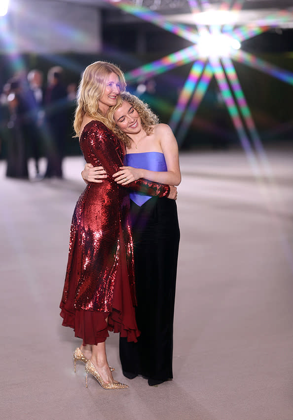 Jaya Harper abraza a su madre, Laura Dern