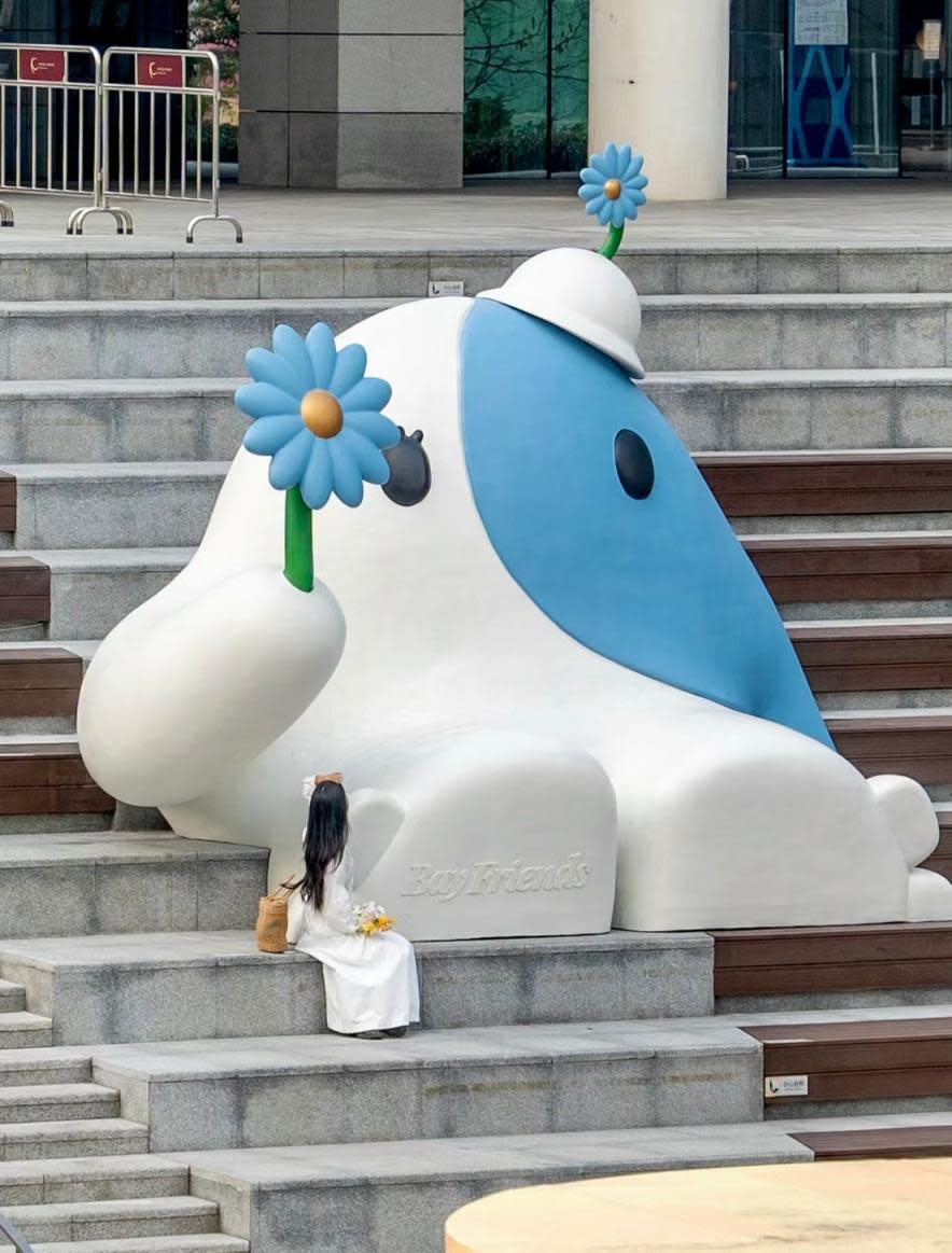 深圳旅遊｜深圳灣萬象城變身南法雛菊花園！藍白色歐式市集、藍雛菊花瓣雨活動、設哈利波特限定店+Hello Kitty全新蘋果屋