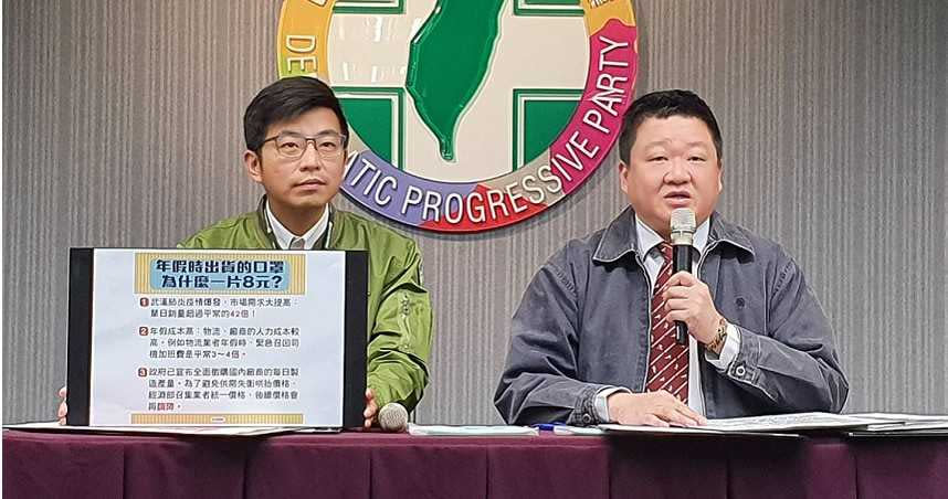 民進黨發言人何博文、周江杰舉行開「防疫視同作戰 不容網路口罩謠言」記者會。（圖／民進黨提供）