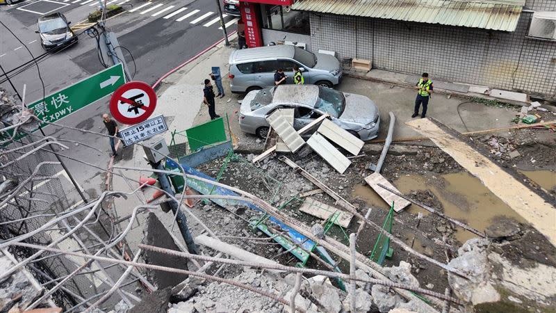 停在忠孝橋下被砸毀的2輛汽車。（圖／翻攝畫面）