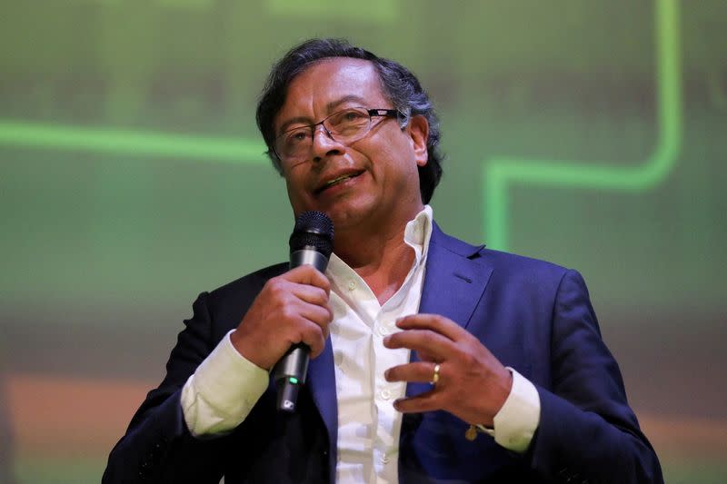 Foto de archivo. El candidato presidencial colombiano del izquierdista Pacto Histórico, Gustavo Petro, habla durante un debate en la Universidad Externado de Bogotá