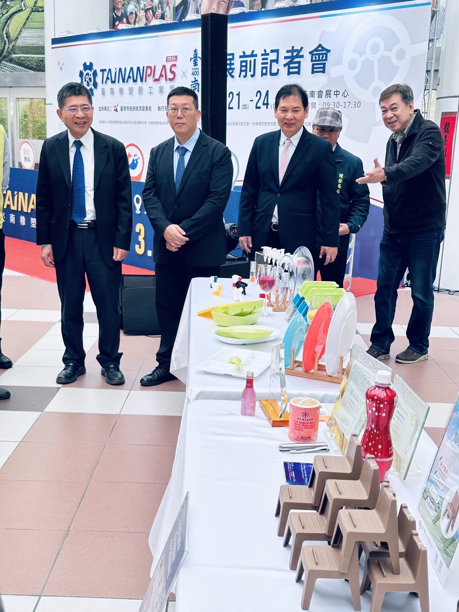 2024「臺南橡塑膠工業展」宣傳活動上，多家業者現場展示訴求環保、循環經濟的新原料和製成品。（圖：龐清廉攝）