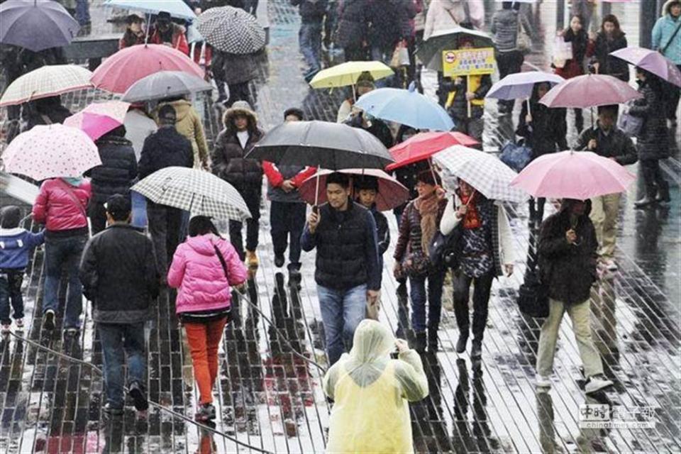 受東北季風影響，今晚起北部地區到明天上午之間的雨勢較明顯，基隆北海岸及宜蘭地區的降雨較為持續，且有局部大雨發生機率。（本報系資料照）