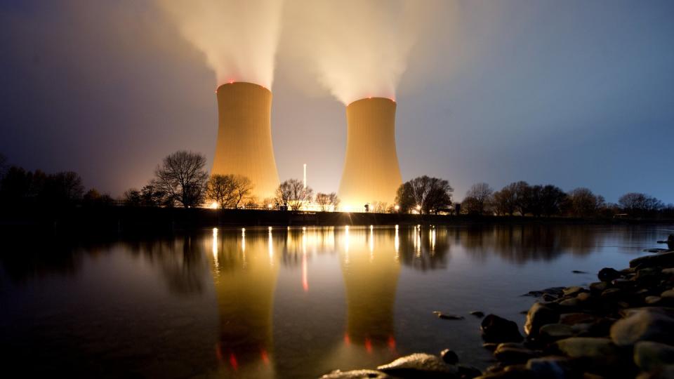 Wasserdampf steigt aus den Kühltürmen vom Kernkraftwerk Grohnde auf. Foto: Julian Stratenschulte