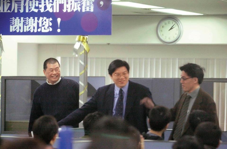 黎智英（左）與裴偉（中）借由《壹週刊》改變台灣媒體生態。（聯合知識庫）