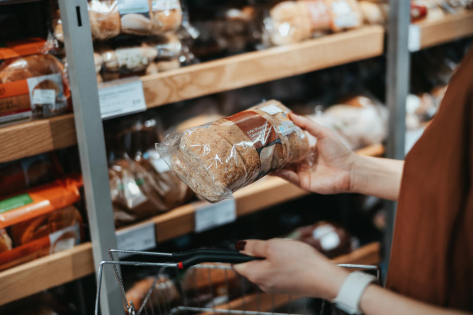 Woman bread-shopping in supermarket (Getty Images)