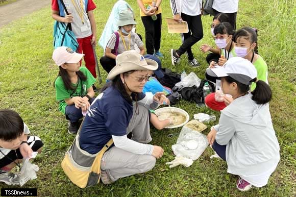 鹿角溪溼地小小水環境巡守隊長胡秀芳於鹿角溪濕地進行環境教育。（圖：新北環保局提供）