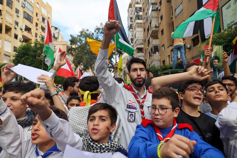 Participantes en una manifestación organizada por el grupo chií libanés Hezbollah en los suburbios del sur de Beirut el 18 de octubre de 2023. (Foto de ANWAR AMRO / AFP)