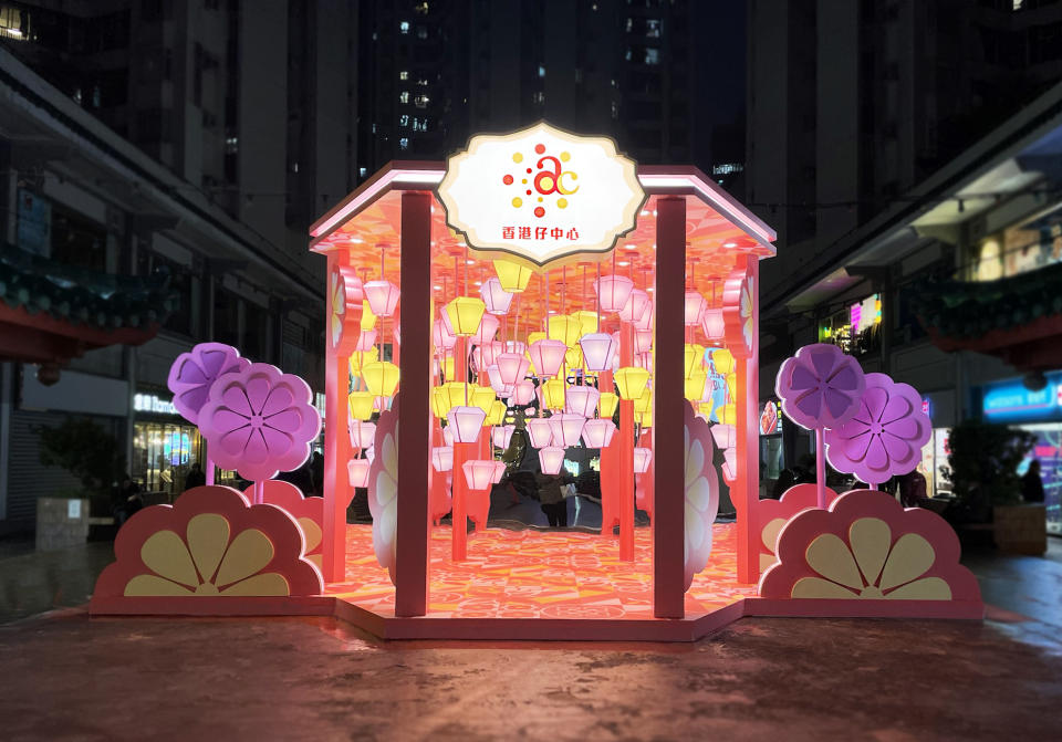 香港仔中心由即日起日至2月15日期間舉行「光影花燈園」活動，以花燈和花海光影作主題，打造多個新春打卡裝置。