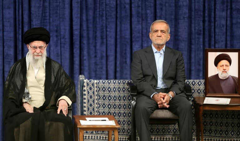 El ayatolá Alí Jamenei (izq) y el presidente electo, Masud Pezeshikan, durante la ceremonia de respaldo al nuevo mandatario, el 28 de julio de 2024 en Teherán (-)