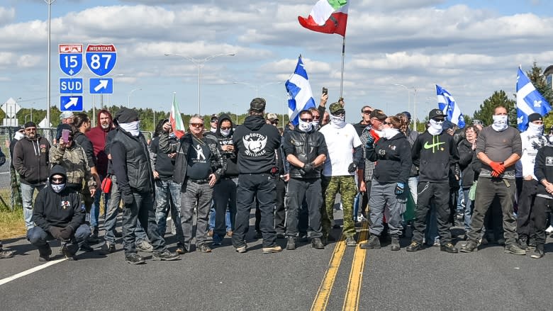 Far-right, anti-fascist protesters temporarily shut Quebec border crossing