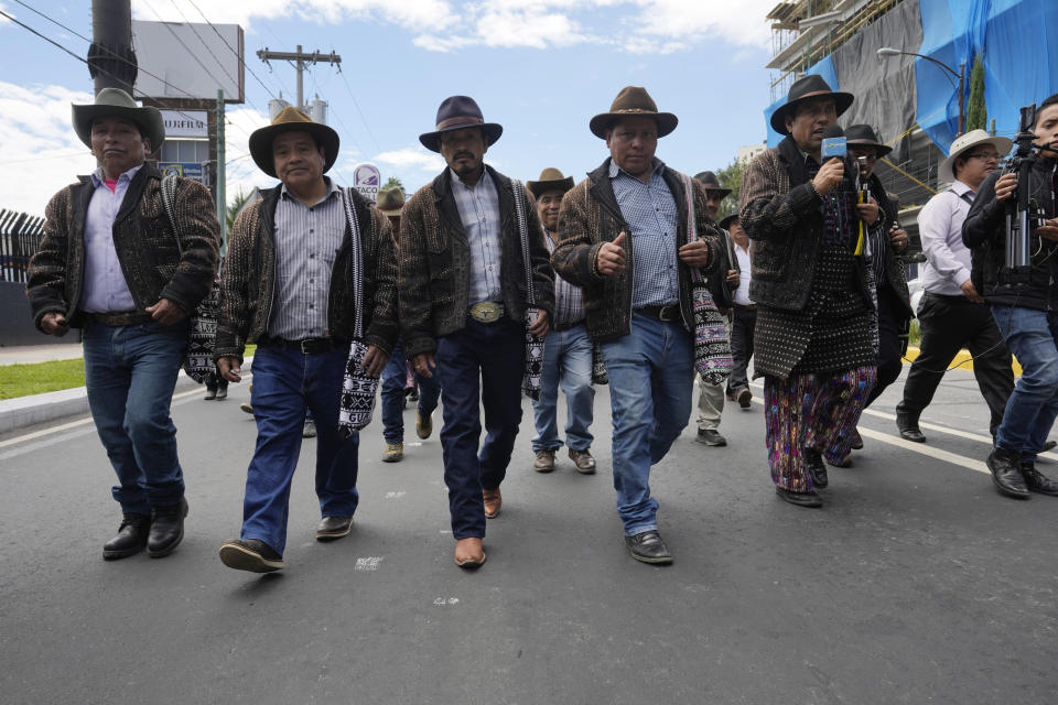 Indígenas marchan en reclamo de la renuncia de la fiscal general Consuelo Porras en la ciudad de Guatemala, el lunes 18 de septiembre de 2023. (AP Foto/Moisés Castillo)