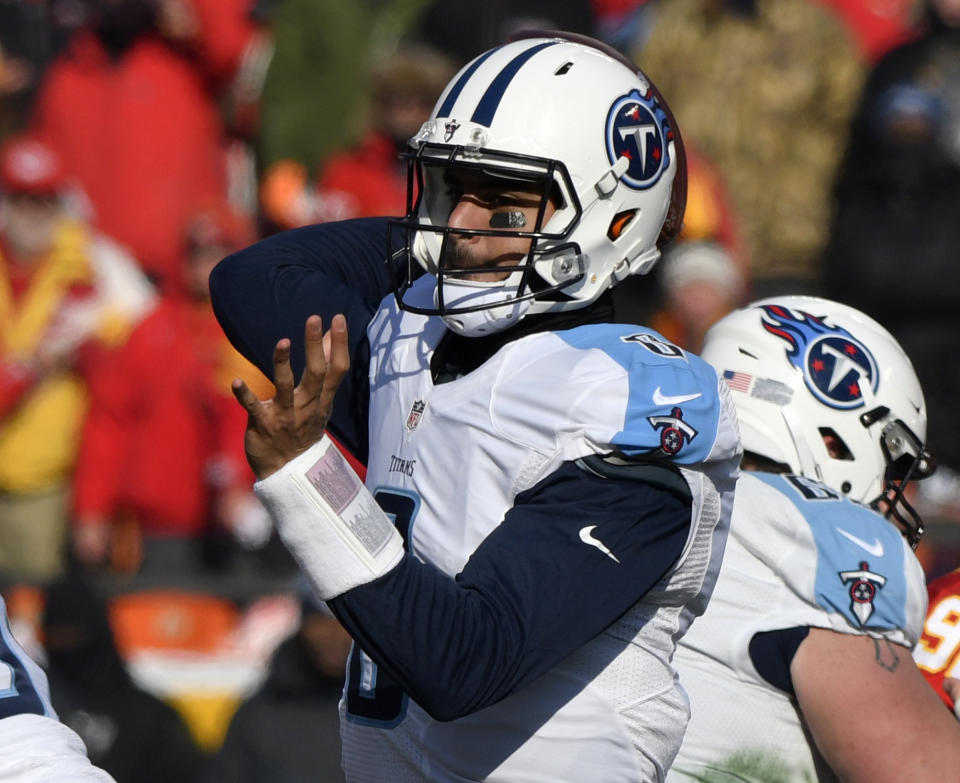 Tennessee Titans quarterback Marcus Mariota (8) throws during the first half of an NFL football game against the Kansas City Chiefs in Kansas City, Mo., Sunday, Dec. 18, 2016. (AP Photo/Ed Zurga)