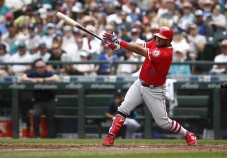 El tercera base de los Angeles Angels Luis Valbuena batea un sencillo contra los Marineros de Seattle en el Safeco Field de Seattle. Imagen de archivo. Crédito obligatorio: Lindsey Wasson-USA TODAY Sports