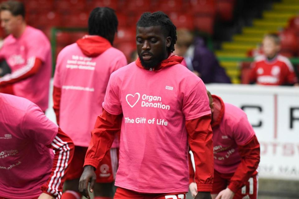 Swindon Town players wore pink during their warm up against Carlisle United <i>(Image: Great Western Hospitals NHS Foundation Trust)</i>