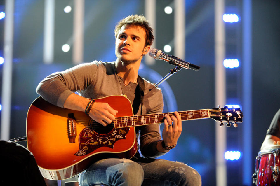 Kris Allen performs "What's Going On" by Marvin Gaye (Simon Fuller's Choice) on "American Idol."