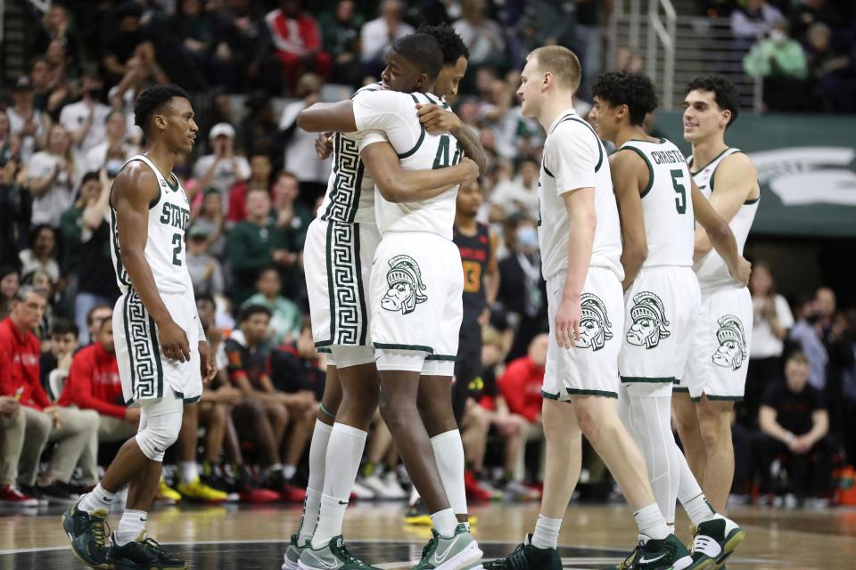 Los delanteros de los Michigan State Spartans Marcus Bingham Jr. y Gabe Brown se abrazan en la mitad de la cancha antes de abandonar el partido contra los Maryland Terrapins, el domingo 6 de marzo de 2022 en el Breslin Center.