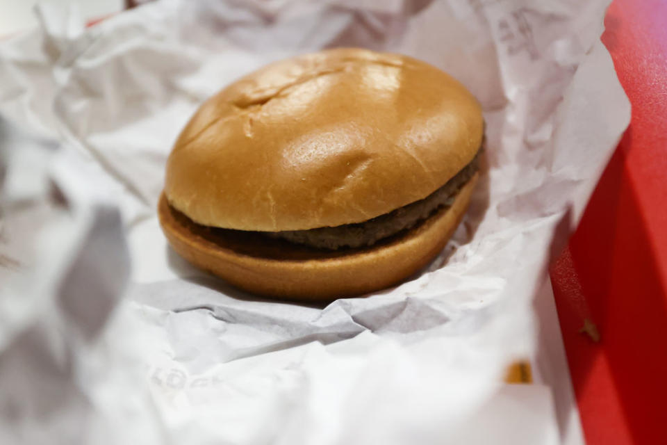 Ein McDonald’s Hamburger. - Copyright: Getty Images / NurPhoto / Kontributor