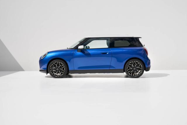 2025 Mini Cooper EV Debuts With 250-Mile Range, Go-Kart Mode, Circular  Screen