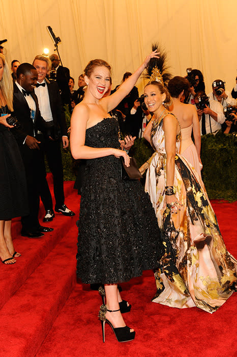 Jennifer with Sarah Jessica Parker on the red carpet at the 2014 Met Ball.