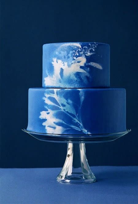 It’s hard to tell whether the baker used a stencil and then airbrushed blue watercolour over the rest of the cake, or simply painted the white flowers on by hand. Either way, it’s beautiful. 