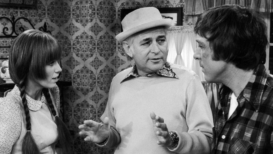 UNITED STATES - APRIL 1976: Norman Lear (C) speaking with series star Louise Lasser (L) and co-star Greg Mullavey (R) on the set of TV show "Mary Hartman, Mary Hartman" in between takes. (Photo by John Bryson/Getty Images)