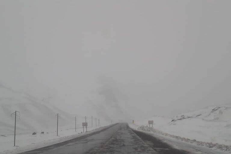 La última interrupción del tránsito vehicular hacia y desde Chile, por Mendoza, lleva más de 20 días y se lo considera histórico