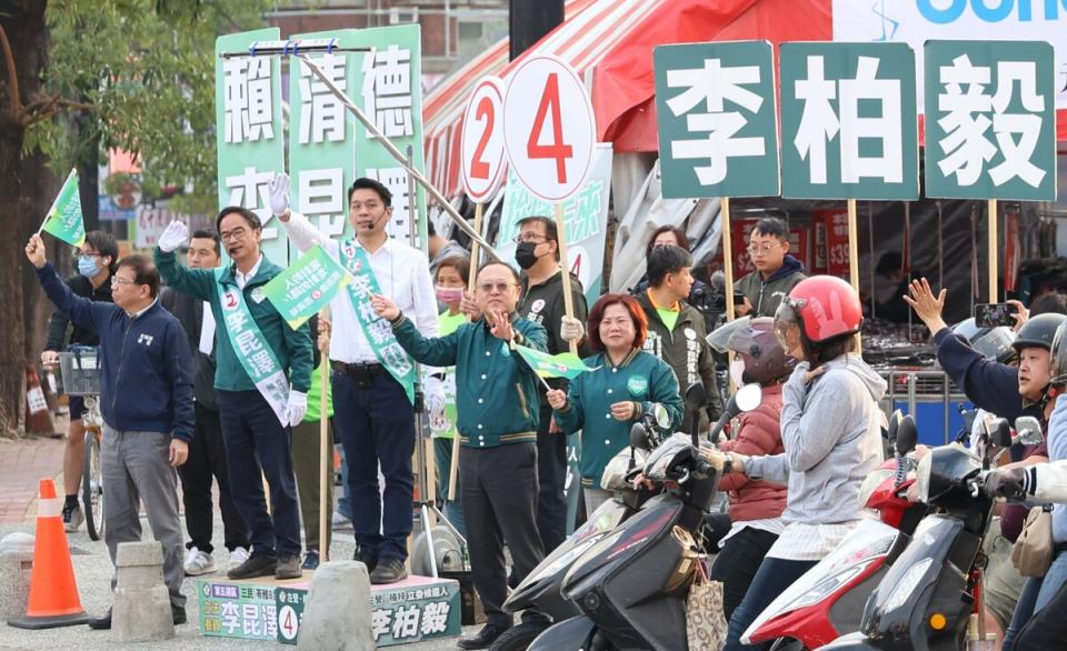 三部長與市議員站路口力挺李昆澤。   圖：李昆澤競總/提供