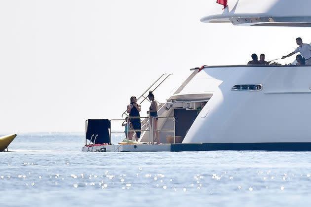 <p>John Legend et sa famille en vacances sur un yacht en Italie le 4 juillet 2019.</p>