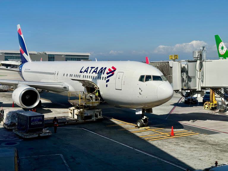 Un avión de LATAM se encuentra en la puerta del aeropuerto de Los Ángeles (LAX), en Los Ángeles, California, el 11 de marzo de 2024.