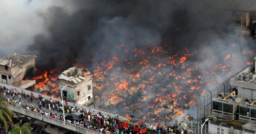 孟加拉首都達卡（Dhaka）當地一處大型的成衣批發市場於4日清晨發生大火。(圖/達志/美聯社)