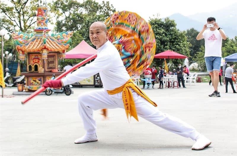 知名傳統偶戲團隊來助陣，回憶廟埕好時光，圖為呂柏達娘傘團。（圖∕桃園市政府文化局提供）