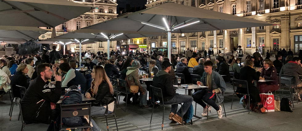 Les terrasses des bars ont fait le plein ce jeudi soir à Lyon, pour le dernier jour avant le reconfinement.
