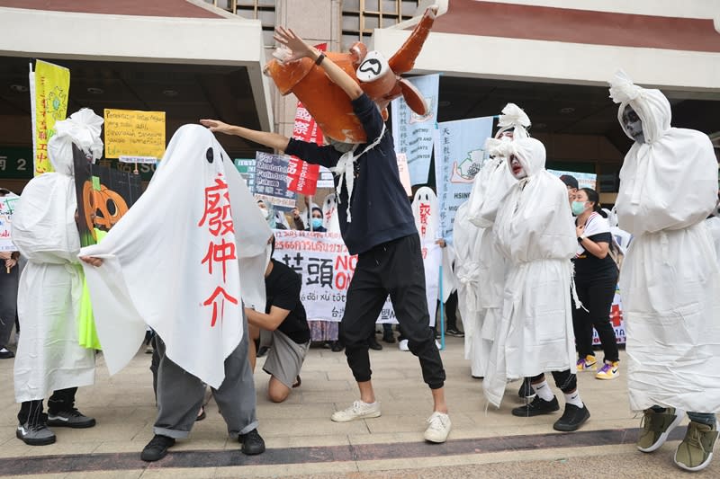 萬聖節將屆，台灣移工聯盟29日在台北車站前舉行「沒有甜頭，只有苦頭！NO TREAT ONLY TRICK！」記者會，外籍移工扮成鬼怪演出行動劇，驅逐吸取移工血汗的「仲介鬼」，籲政府廢除私人仲介制度。（中央社）
