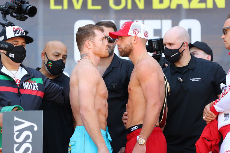 Saúl "Canelo" Álvarez y Billy Joe Saunders posan luego del pesaje.