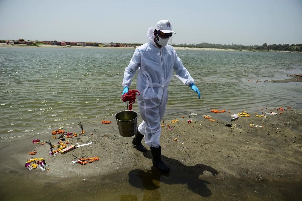 A member of Indian Institute of Toxicology Research collects sample from river Ganges on 24 May, 2021 (AFP via Getty Images)