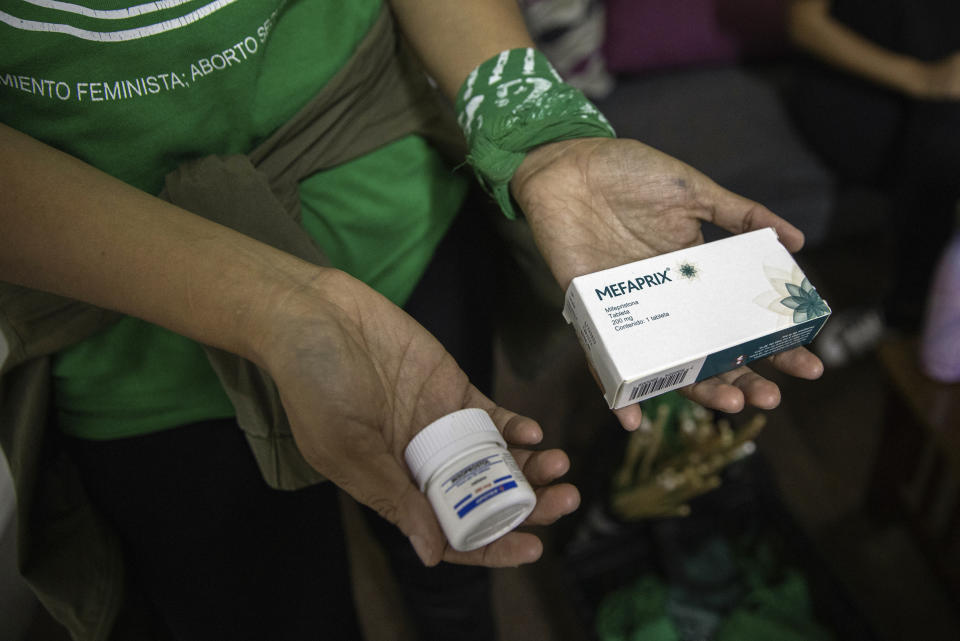 Crystal Pérez Lira muestra un medicamento utilizado en un protocolo de aborto, durante una entrevista en la sede de la organización de derechos reproductivos "Colectiva Bloodys y Projects", en Tijuana, México, el 28 de septiembre de 2023. Desarrollado por activistas tras décadas de restricciones y prohibiciones al aborto en la mayoría de los 32 estados de México, el protocolo de aborto anima a las mujeres a confiar en un proceso autogestionado que sigue las directrices marcadas por la Organización Mundial de la Salud. (AP Foto/Karen Castañeda)