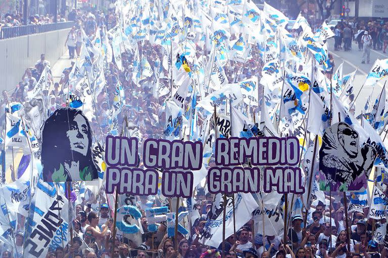 La Cámpora durante la marcha hacia la Plaza de Mayo durante el Día de la Memoria