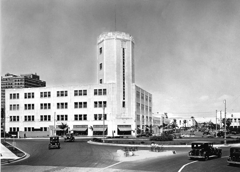 El edificio de 1929 de Sears en el downtown de Miami en esos primeros años.