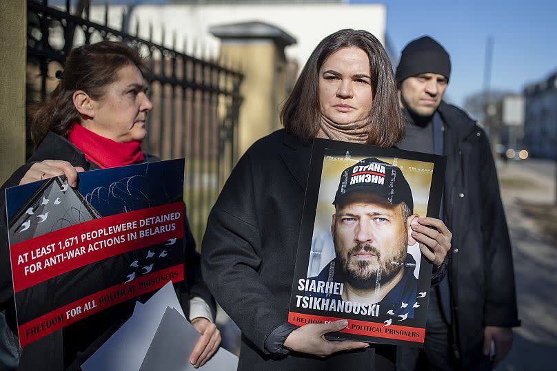  Svetlana Tikhanovskaïa, leader de l'opposition biélorusse, avec un portrait de son mari emprisonné lors d'une manifestation à Vilnius le 8 mars 2024. 