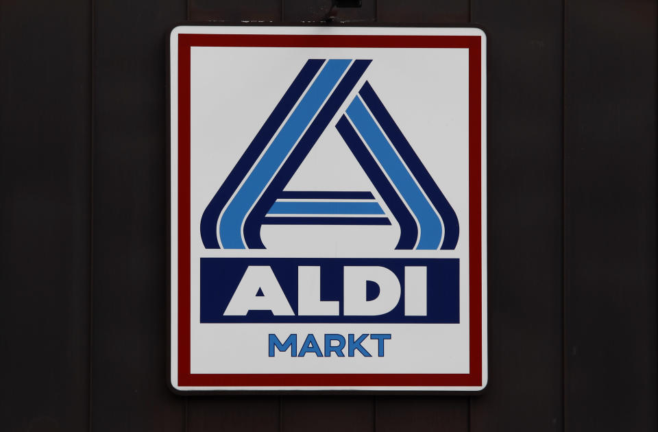 The logo of an Aldi supermarket is pictured in Berlin July 28, 2010. Theo Albrecht, one of Germany's wealthiest men and co-founder of the Aldi discount supermarket chain, with a fortune estimated at nearly 17 billion Euro, died on Saturday, German media reported.   REUTERS/Fabrizio Bensch (GERMANY - Tags: SOCIETY OBITUARY)