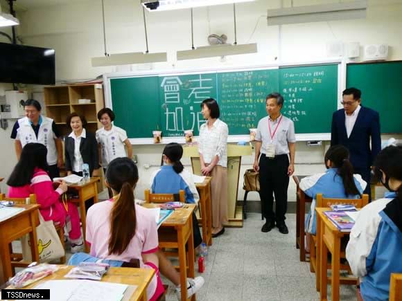 國中教育會考登場，宜蘭縣長林姿妙到宜蘭高中考場巡視，為考生加油打氣。（記者董秀雲攝）