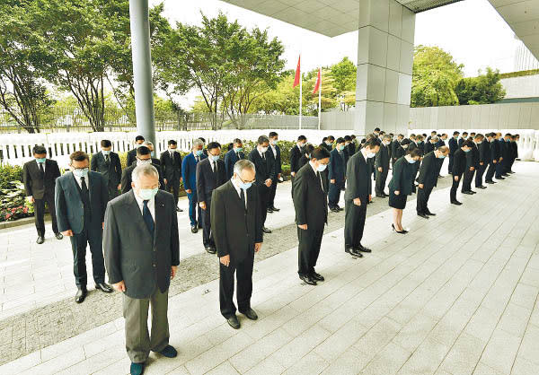 香港：香港行政長官與立法會主席、行政會議成員及司局長在行政長官辦公室默哀三分鐘。