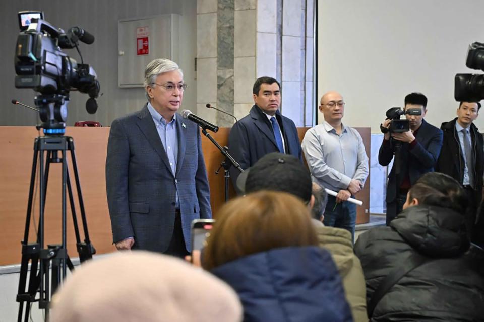 Kazakhstan's President Kassym-Jomart Tokayev (L) speaking with employees and relatives of miners at the Kostenko coal mine in Karaganda (KAZAKHSTAN'S PRESIDENTIAL PRESS)